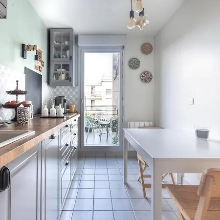 Contemporary With Terrace ! Appartement Paris